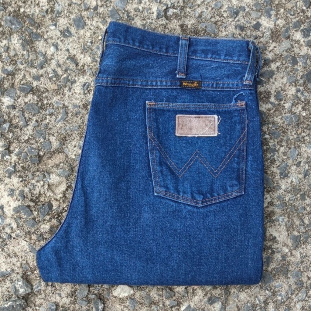 W12/37 กางเกงยีนส์มือสอง Wrangler รุ่น 945NAY เอววัดจริง 37" ยาวทั้งตัว 42" ปลายขา 9" ผลิต USA

