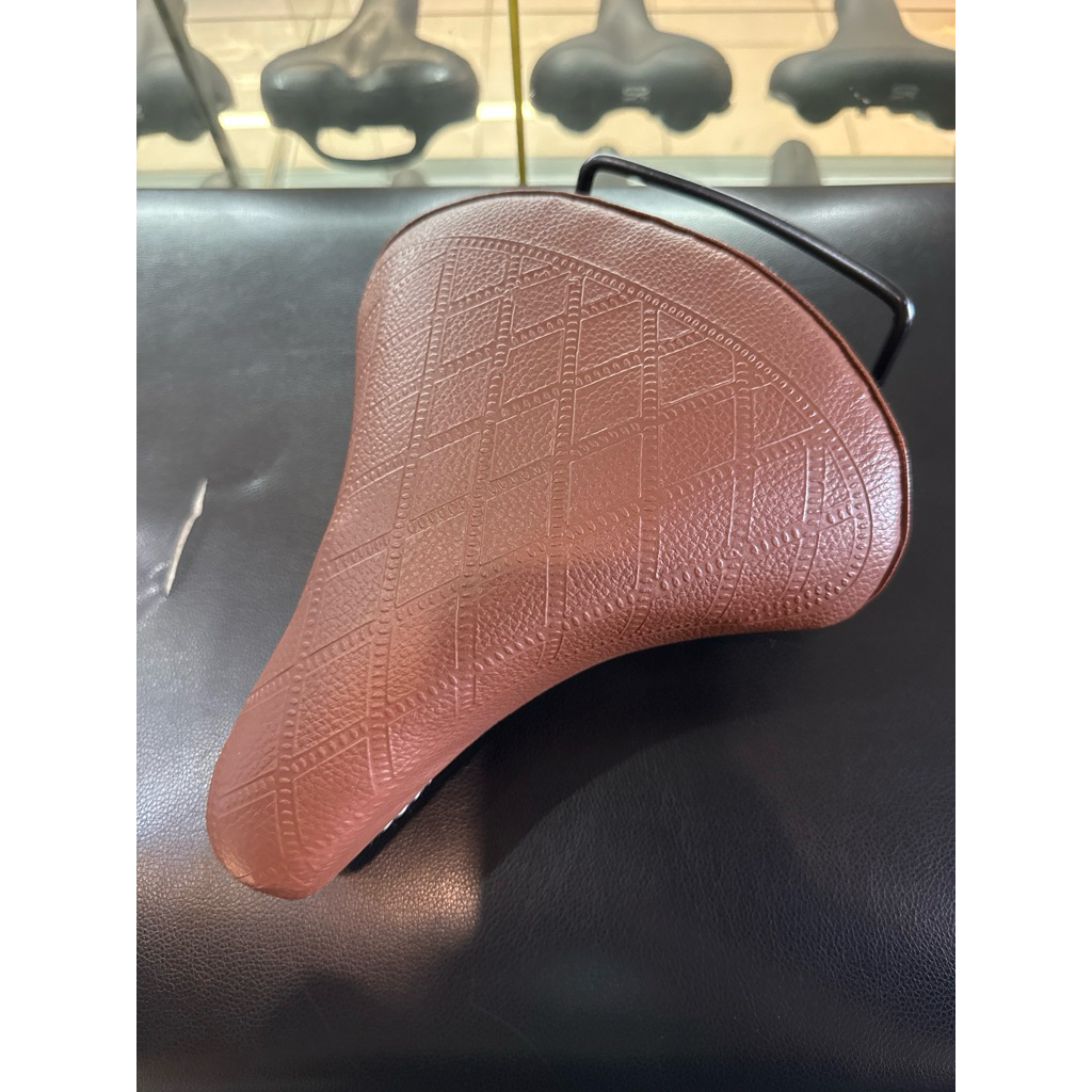 อานจักรยาน เบาะจักรยาน ทรงมินิอัดลายแม่บ้าน กว้าง หนานุ่ม มีสปริง โครงเหล็ก มีสีดำบอน และ สีดำล้วน - รูปที่ 6