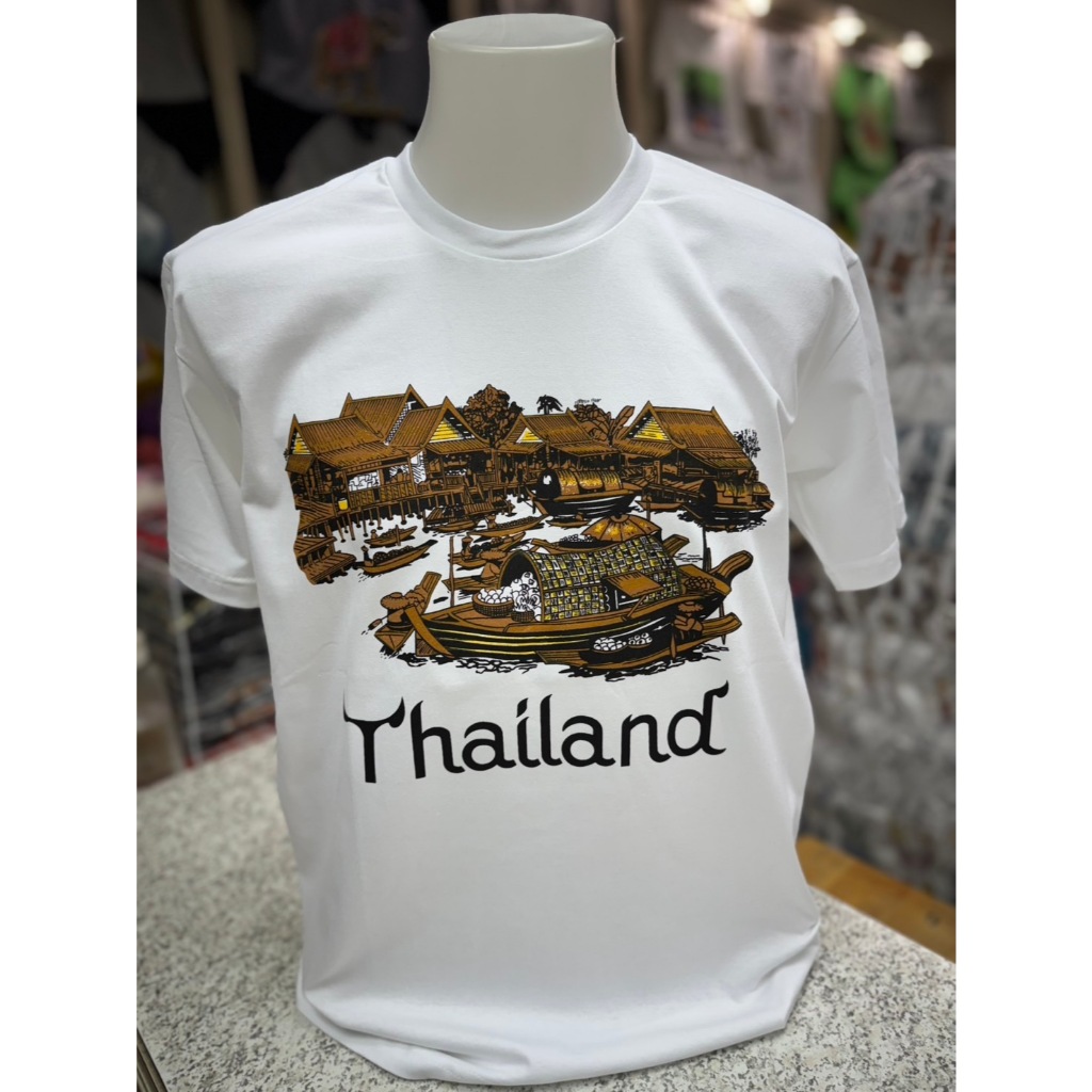 Colour T-shirt เสื้อยืดลายไทย ลายตลาดน้ำกากเพชร มี 3 สี ทอง/น้ำเงิน/ดำ ผ้าคอตตอน100% Made in Thailand
