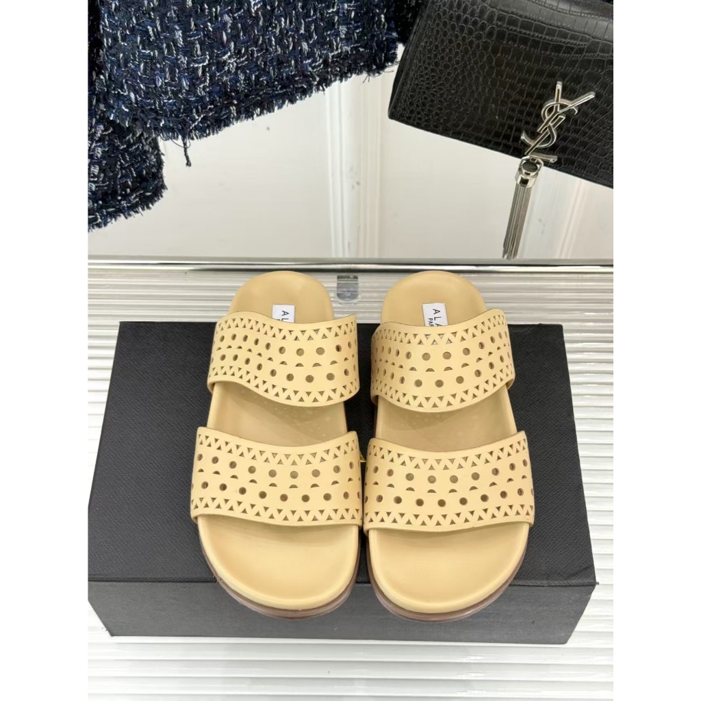 Alaia หนังแบนครอบคลุมเท้ารองเท้าแตะผู้หญิง