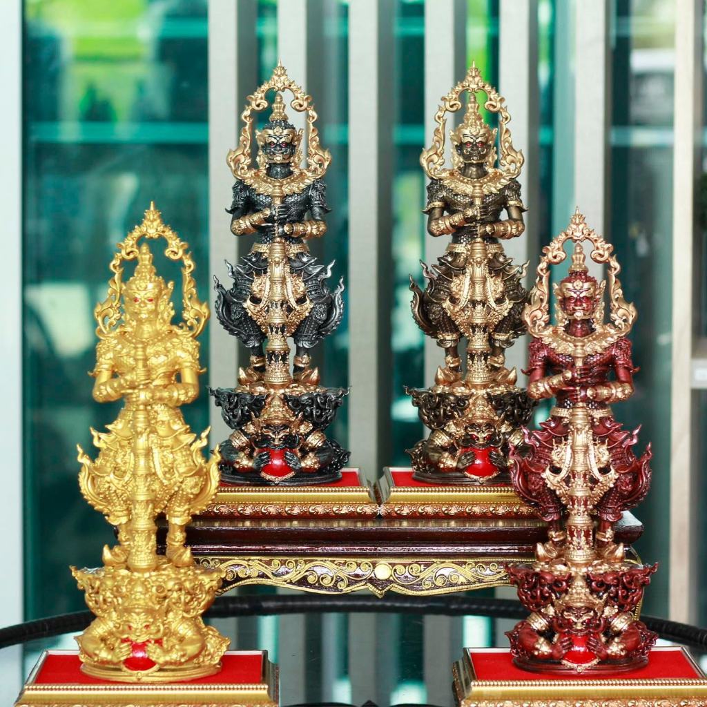 ท้าวเวสสุวรรณประทับราหู เนื้อเเร่เหล็กน้ำพี้  ขนาดฐาน4 นิ้ว สูง12 นิ้ว  แถมฟรีฐานรอง
