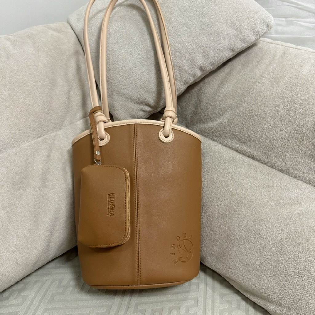 122 กระเป๋างานแท้ NIDORA (ใบใหญ่)รุ่นยอดฮิต ใบใหญ่จุใจ ขนาด ความ กว้าง  11 .5 นิ้ว หนา  6 นิ้ว ความส