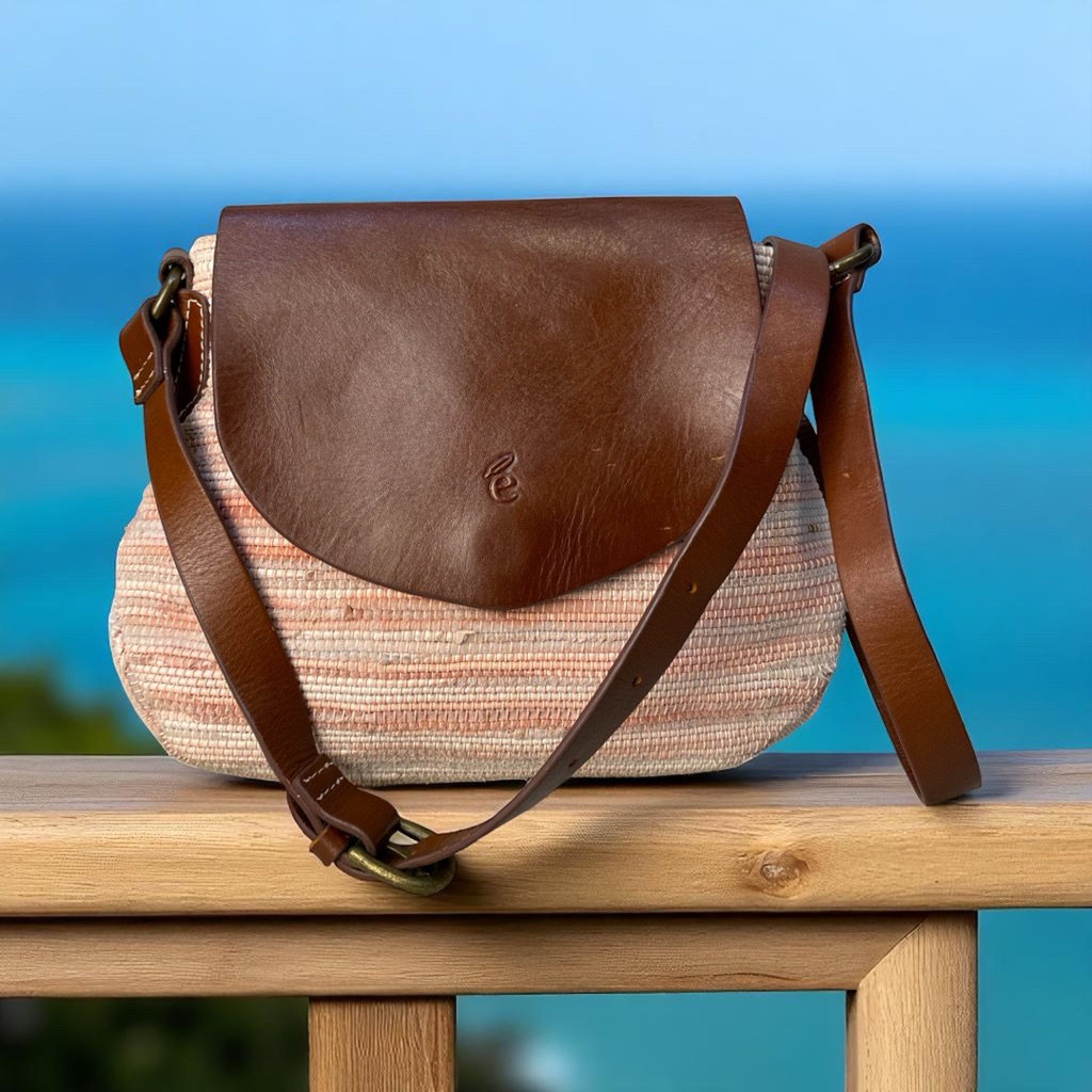 กระเป๋าผู้หญิง Cheval Elle หนังแท้ทั้งใบ ตัวกระเป๋าหนังตัดเป็นเส้นทอเป็นแผ่น ฝากระเป๋าและสายก็หนังแท