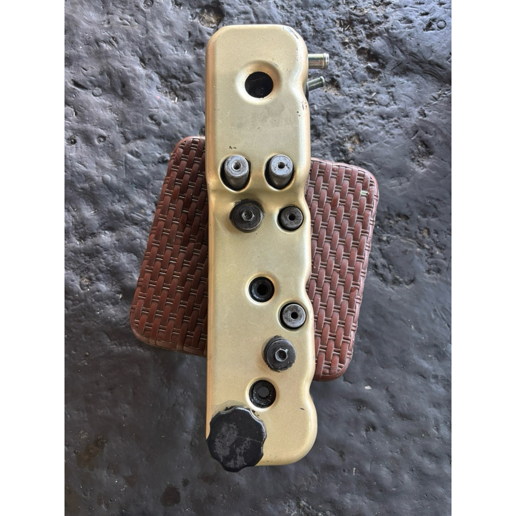 ฝาครอบวาล์วแท้ D-max 4Ja1 Turbo มือสองสวยๆ