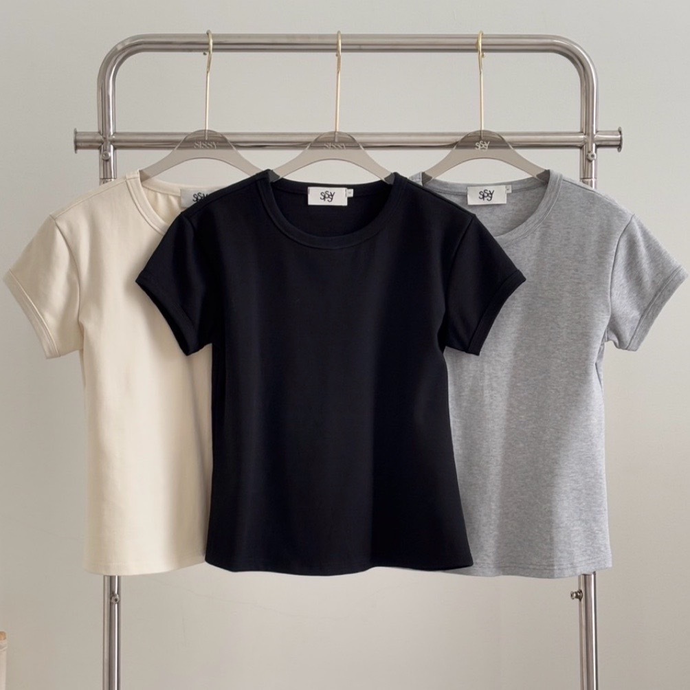 SISSY : เสื้อยืดคอกลมสีพื้น  แขนล้ำ แต่งขอบปลายแขน  เนื้อผ้านิ่ม ใส่สบาย ไม่ร้อน