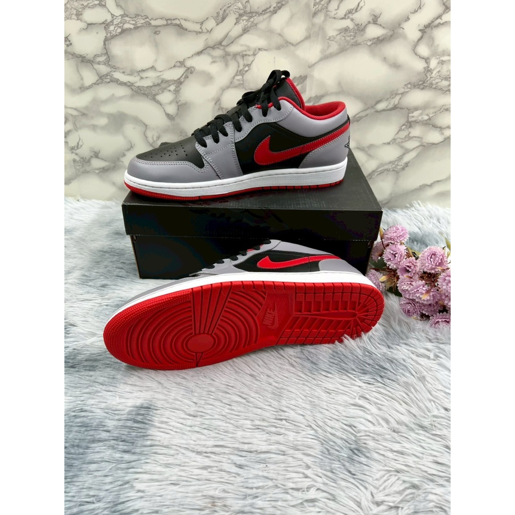 Jordan 1 Low Black Light Smoke Grey Gym Red Size 9 UK/ 44 EUR/ 28 CM 🖤 ราคา 2,590 บาท 🖤