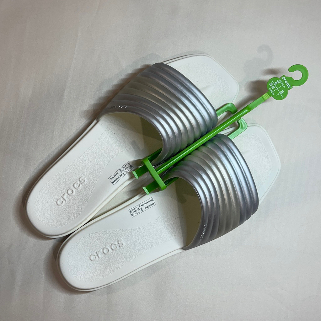 ส่งต่อ รองเท้าcrocs women's miami metallic slide