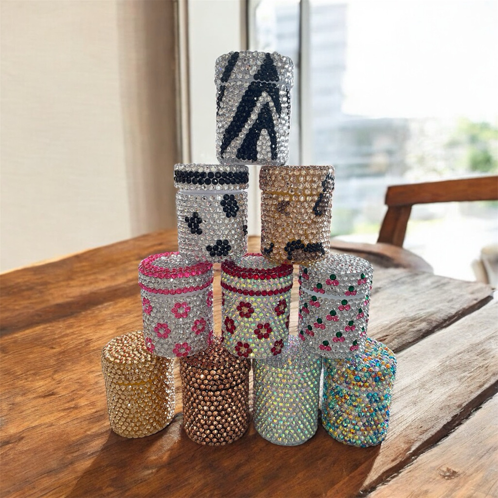 เคสยาดมติดเพชร ขนาด 40 กรัม (กระปุกเปล่า) *สีจริงกับภาพถ่าย จะมีความเหลื่อมๆกันเล็กน้อยนะคะ* รอสินค้าในการจัดส่ง 2-3 วัน