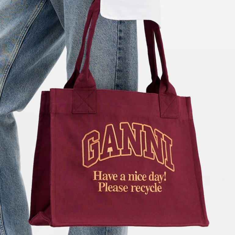 พร้อมส่ง GANNI กระเป๋าผ้าสีแดง รุ่น Large easy shopper tote bag - red