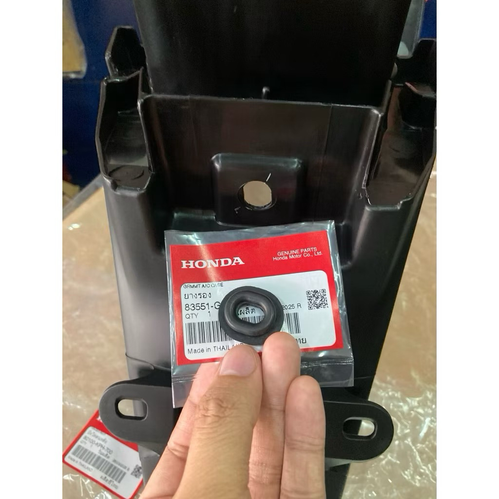 ยางรองบังโคลนหลัง Wave125i,s ไฟเลี้ยวบังลม (แท้ศูนย์ฮอนด้า) 83551-GE2-000
