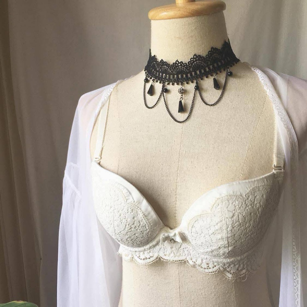 เสื้อในลูกไม้สีขาว B70