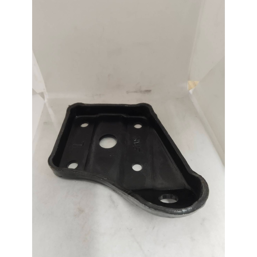 แป้นโช๊คอัพ แป้นรองแหนบ มาสด้า 1300 ด้านซ้าย MAZDA 1300 L. 1อัน ราคา 290 บาท