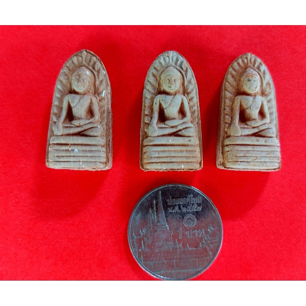 พระผงพระรอด มีไว้บูชา เเคล้วคลาดปลอดภัย ร่ำรวยเงินทอง 1เเพ็ค มี 100 องค์