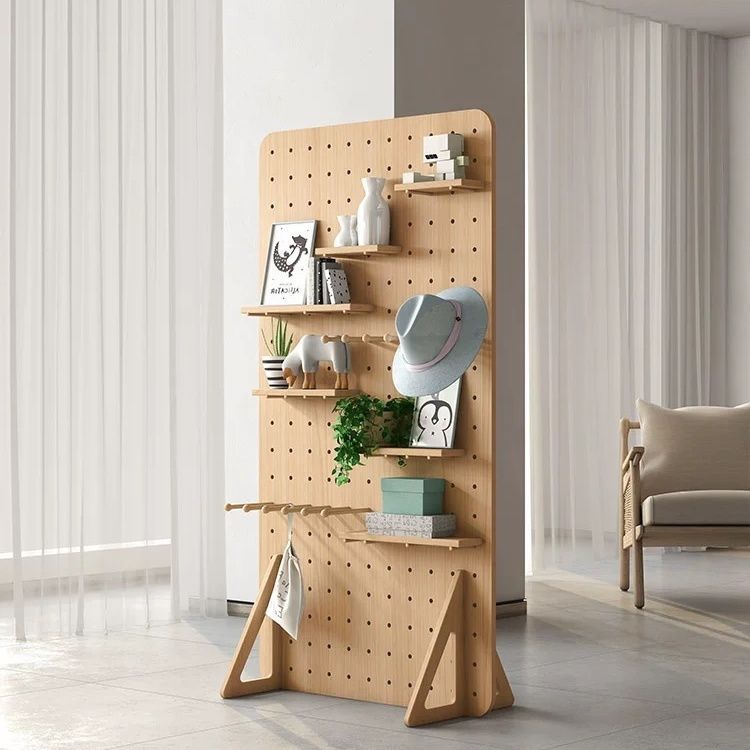 ชั้นวางของ ชั้นวางของแบบ Pegboard ไม้เนื้อแข็งเคลื่อนย้ายได้ ชั้นวางของแบบมีรูเก็บของในห้องนั่งเล่น ชั้นวางของพาร์ติชั่น