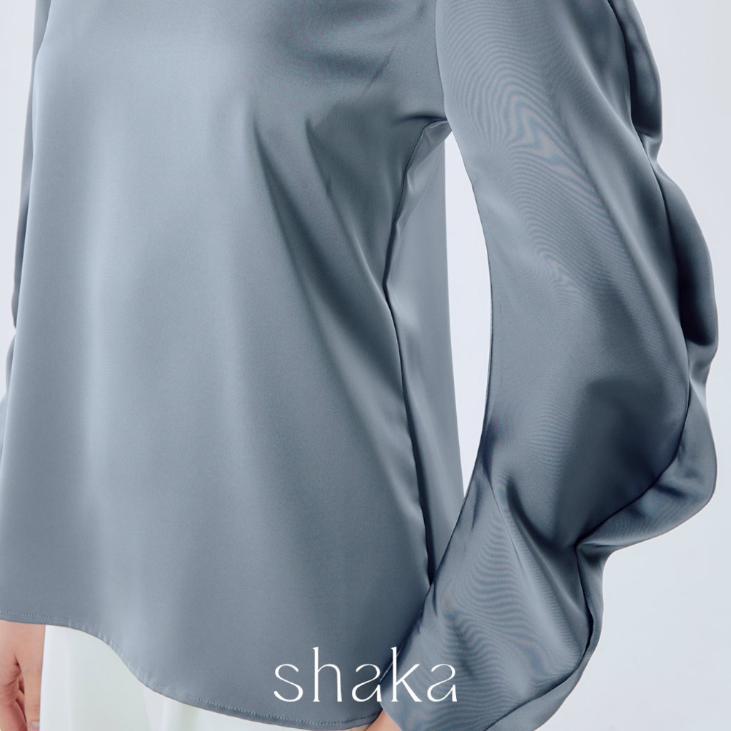Shaka AW24 Melt Sleeve Satin Blouse เสื้อแขนยาว แขนแพทเทิร์น melt มีวอลลุ่ม (BLUE) BL-8241005 — صورة 3