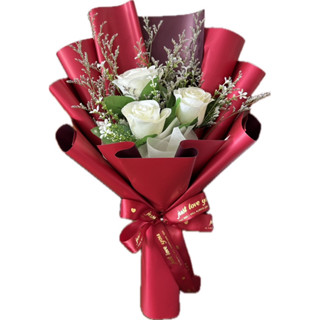 ช่อดอกไม้ กุหลาบสีแดง 3 ดอก ประดับด้วยดอกแซม