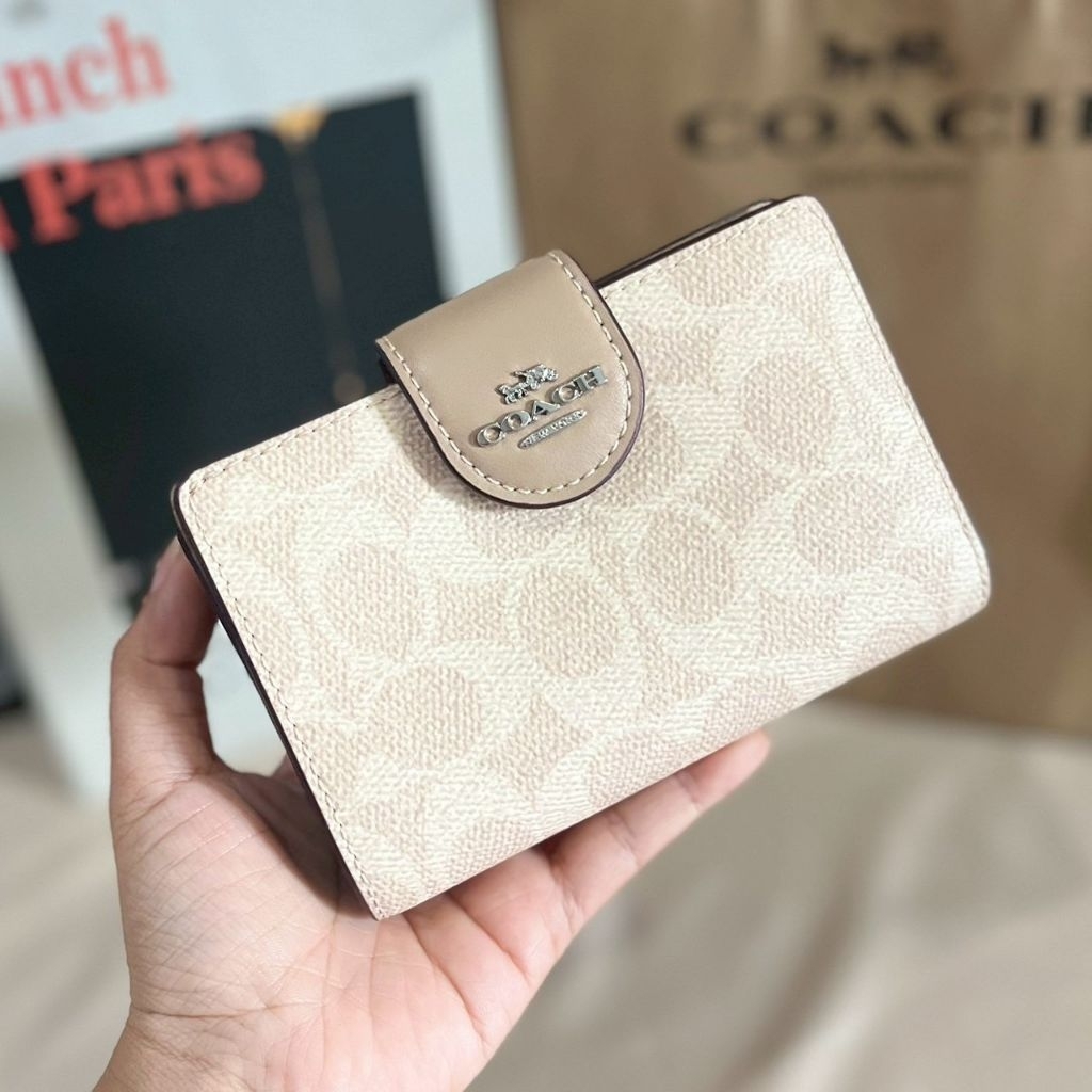 กระเป๋าสตางค์ COACH MEDIUM CORNER ZIP WALLET IN SIGNATURE CANVAS CW786