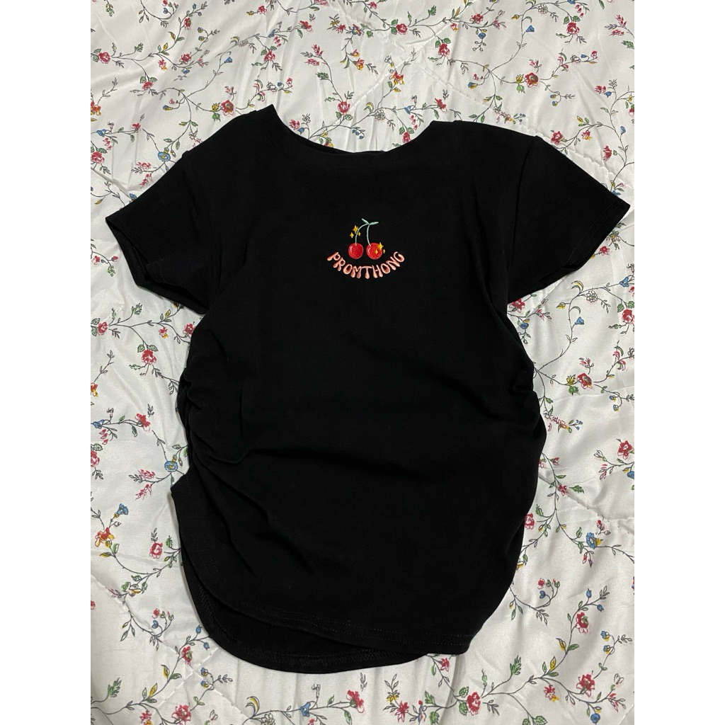 [เสื้อมือสอง] promthong เสื้อยืดสีดำ เอวจั๊ม