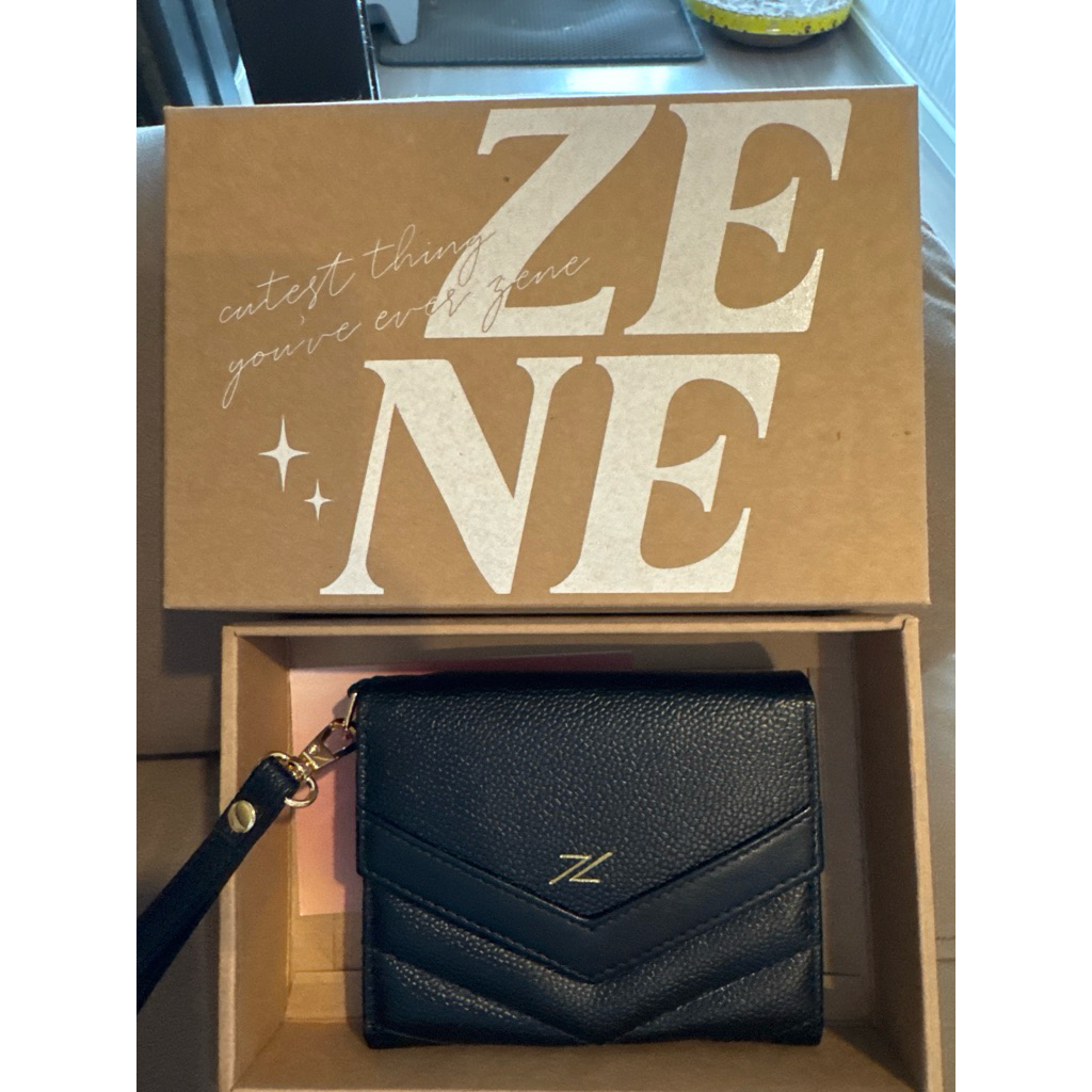 กระเป๋าสตางค์ zene studio .....