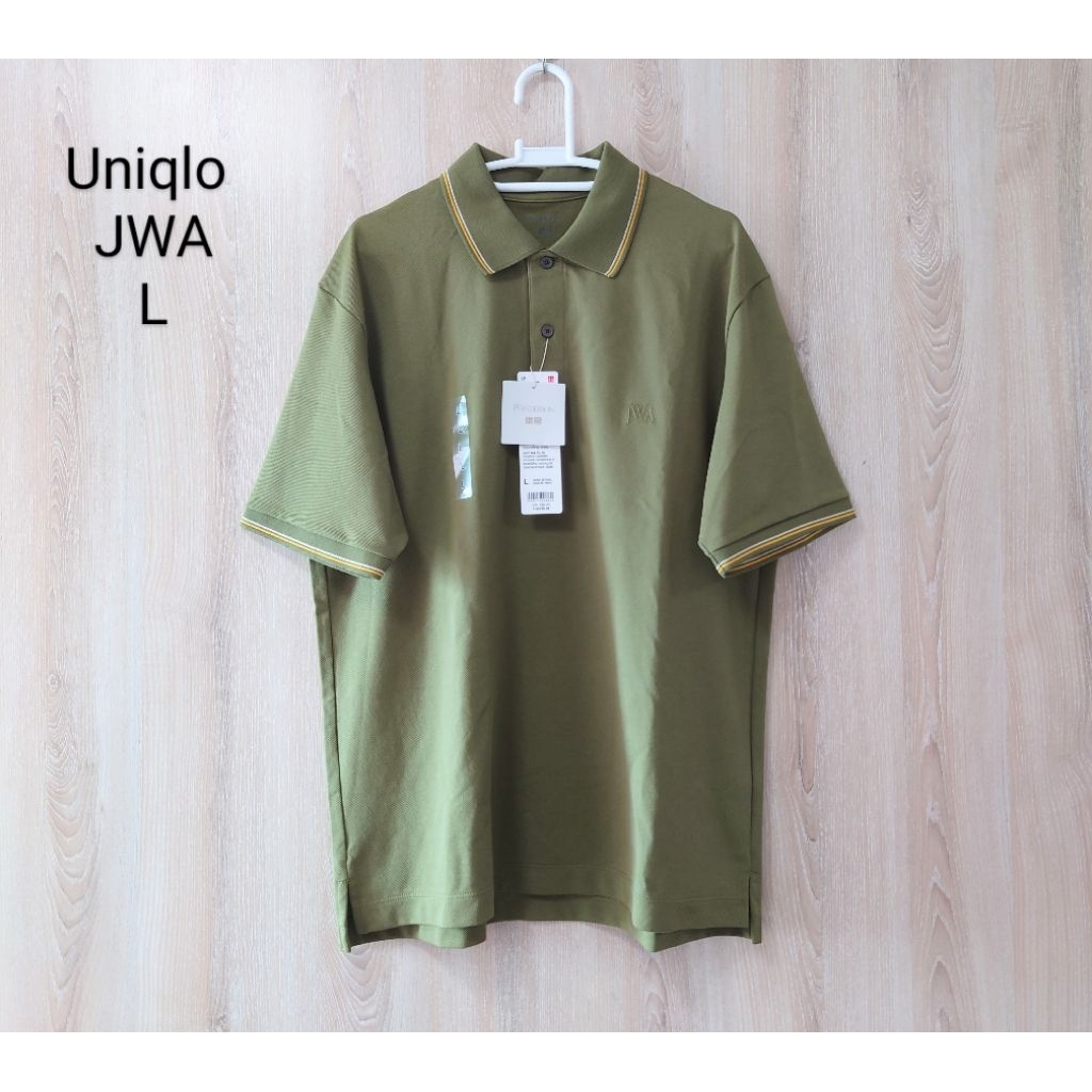 Uniqlo JWA เสื้อโปโลสีเขียวโอลีฟ ไซส์L (มือ1 ป้ายห้อย)