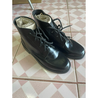 รองเท้าหุ้มข้อหนังสีดำ