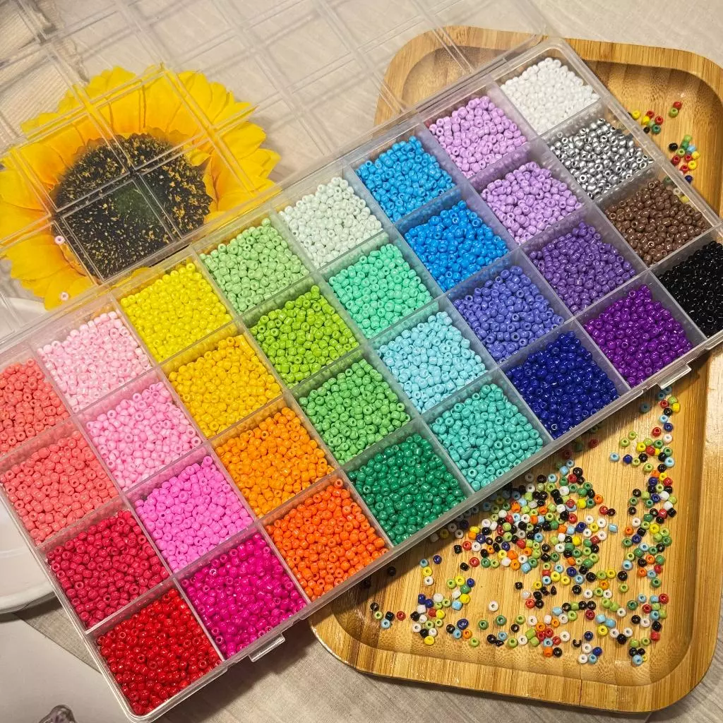 กล่องลูกปัดเม็ดทราย 32 สี ขนาด 3/4 มม. สำหรับงาน DIY (กล่อง+ลูกปัด)