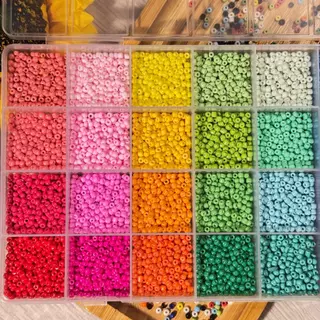 กล่องลูกปัดเม็ดทราย 32 สี ขนาด 3/4 มม. สำหรับงาน DIY (กล่อง+ลูกปัด)