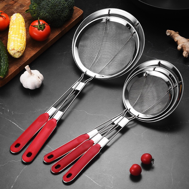 กระชอนด้ามแดงสแตนเลส ตาถี่ แข็งแรงทนทาน ทำจากสแตนเลสอย่างดีใช้สำหรับกรองน้ำมันตักกากของทอด