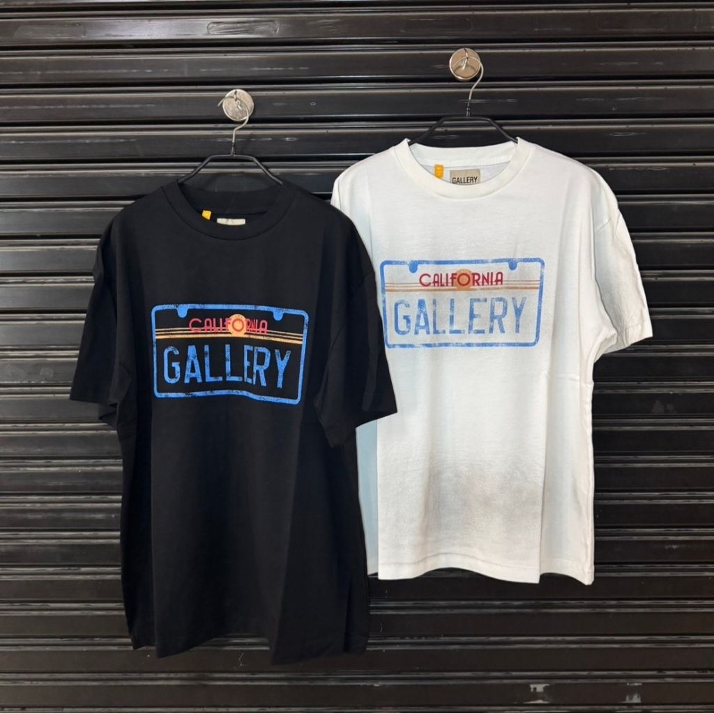 เสื้อยืดแขนสั้น Gallery Dept California Plate T-shirt