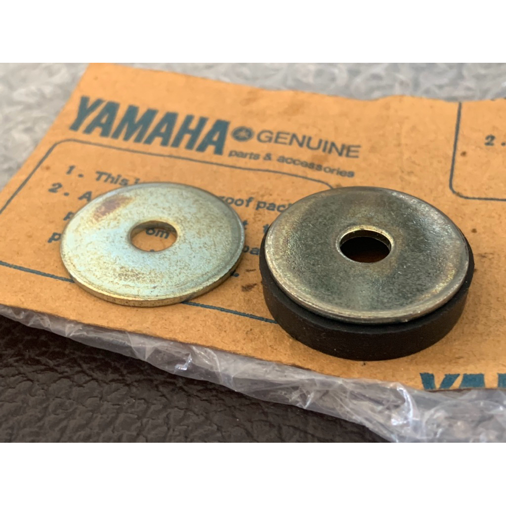 Yamaha DT125 DT175 แหวนยางรองขาไฟท้าย พร้อมแหวน แท้ 1ชุดตามรูป