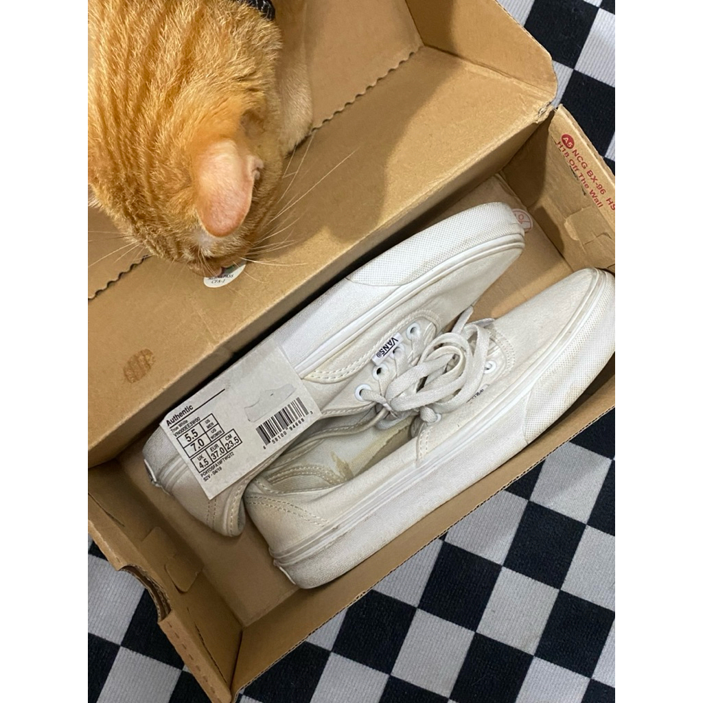 #ส่งต่อ vans authentic สีขาว 23.5cm #พร้อมกล่อง