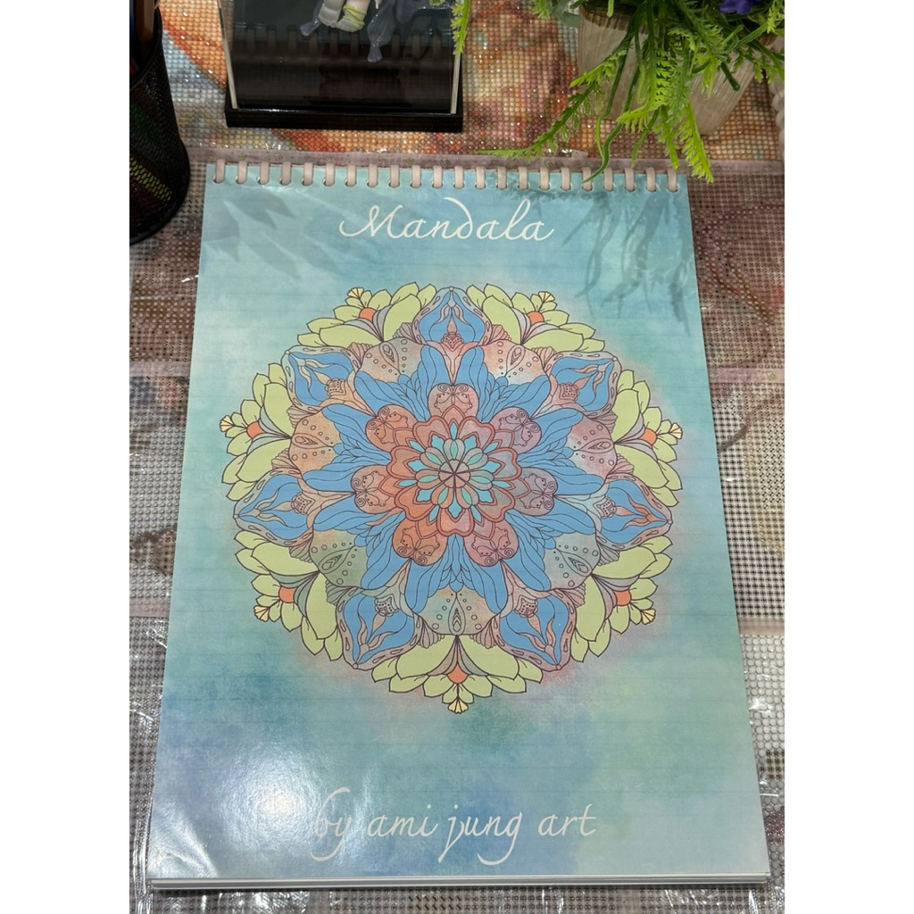 สมุดระบายสี Mandala by ammi jung art ในเล่ม มี 30​ ภาพค่ะ พิมพ์ด้านเดียว ขนาด A4 กระดาษหนา 240 แกรม