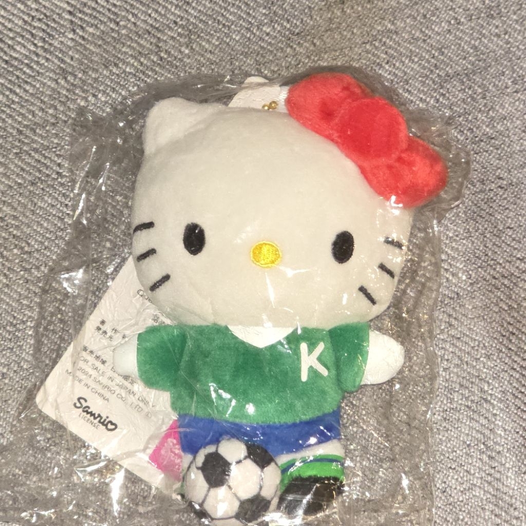 *พร้อมส่งในไทย* พวงกุญแจ Hello Kitty 50th นางเงือก/gyaru ฮาวาย ผิวแทน/เตะบอล