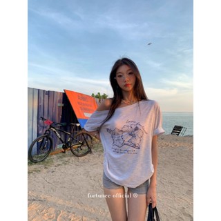 ❣Fortunee ❣ เสื้อยืดแขนสั้นเปิดไหล่ข้างเดียว พิมพ์ลายลิขสิทธ…