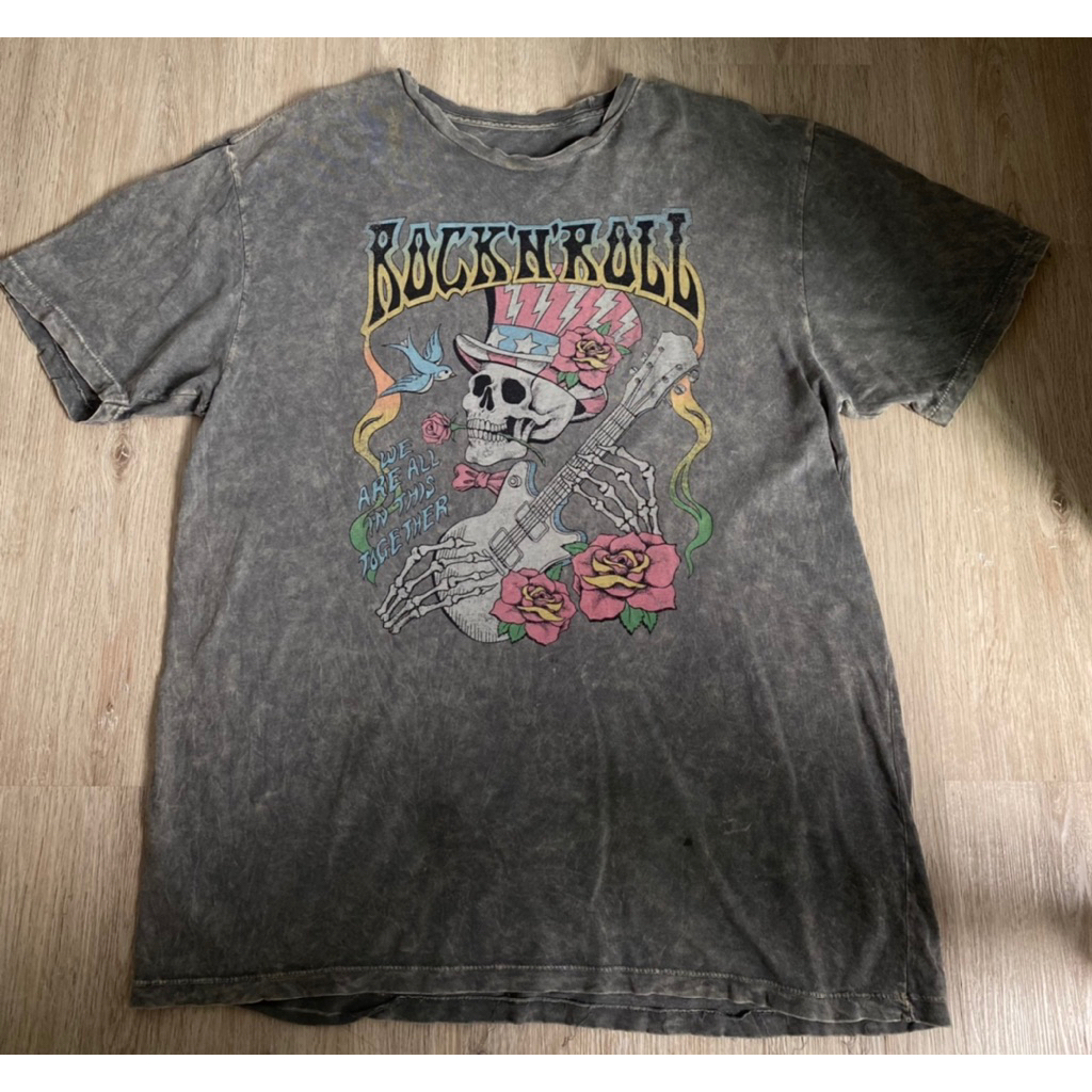 รหัสC1 Skull Rock’n’roll T-Shirt สภาพ: 8/10 ขนาด: อก42-44นิ้ว ยาว 27.5นิ้ว ตำหนิ: ขาดตรงใต้วงแขน 1ข้