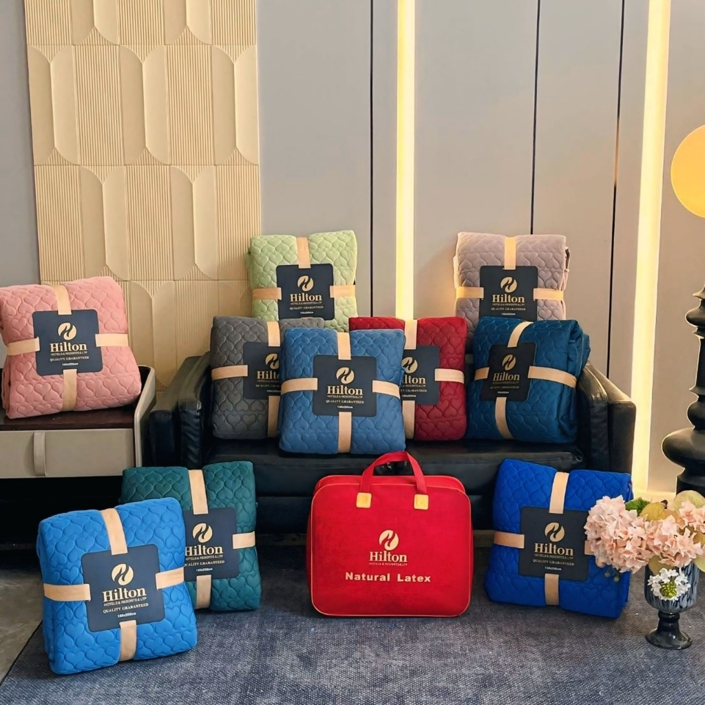 Hilton ผ้าปูที่นอนไหมเย็นเสริมยางพารา (ลายหัวใจ) 3.5ฟุต 5ฟุต 6ฟุต  นุ่นลื่นเย็นสบาย เกรดพรีเมี่ยม (3.5ฟุต ปลอกหมอย 1ใบ)