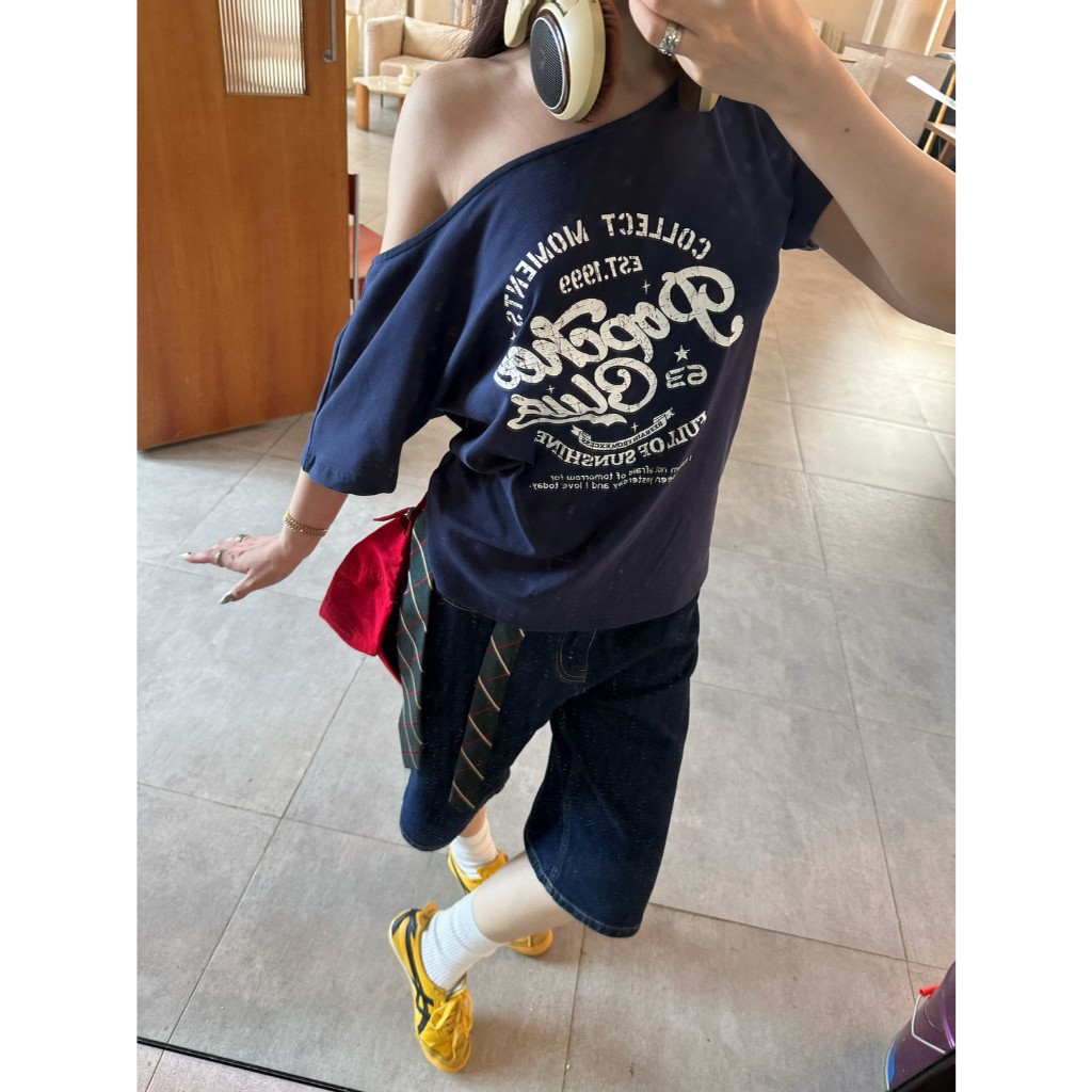 เสื้อปาดไหล่ เสื้อยืดผู้หญิง ทรงหลวม เข้ากับทุกสไตล์ได้ พิมพ์ลาย แฟชั่น เกาหลี เสื้อยืดวินเทจ สกีนลาย มินิมอล คอกว้างXXL - รูปที่ 4