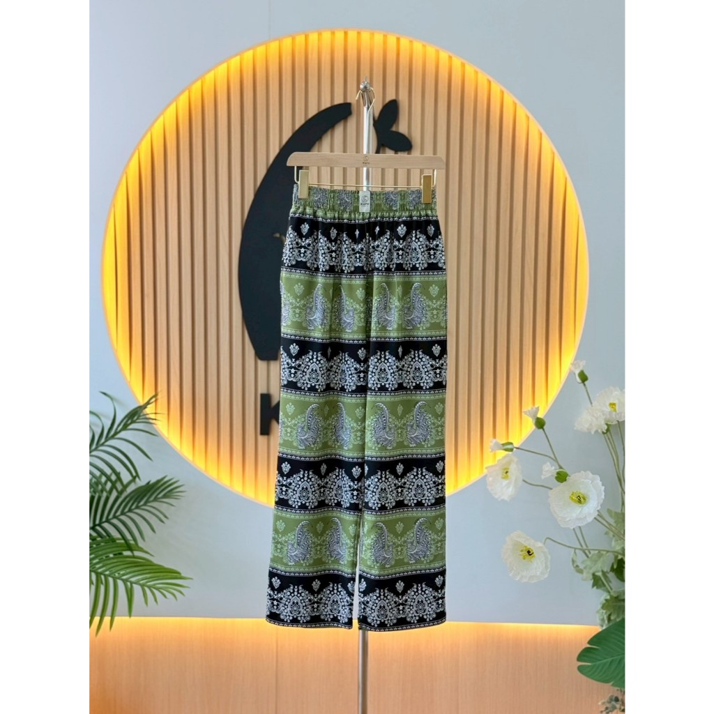 KORU กางเกงขากระบอกเล็ก ลายไก่ระกา