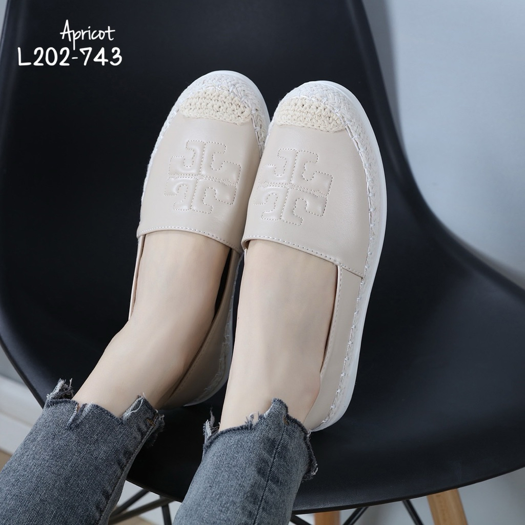 อยู่ไทยส่งไว/ไซส์ปกติ/รองเท้าสลิปออนหุ้มส้นผู้หญิง หนังPu ปั๊มลาย มีกล่อง L202-743