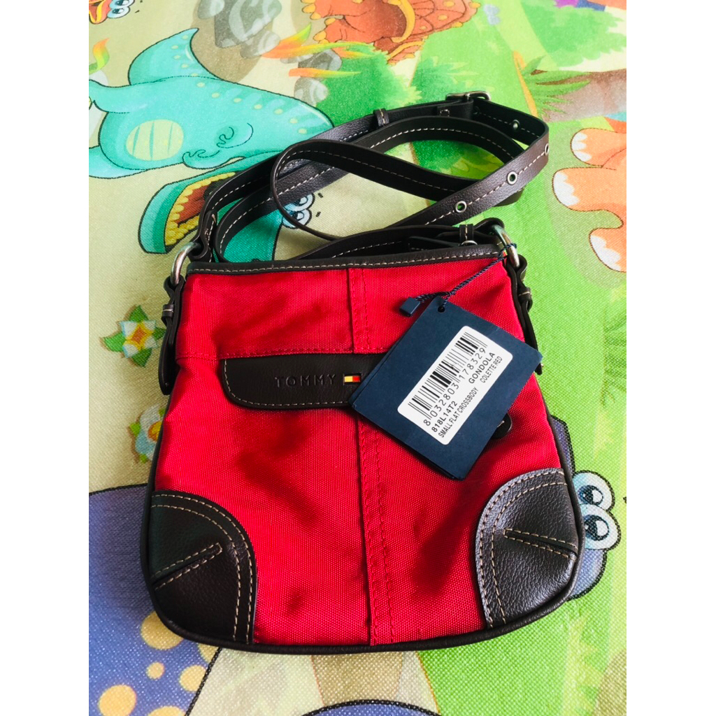 กระเป๋าสะพาย Tommy Hilfiger