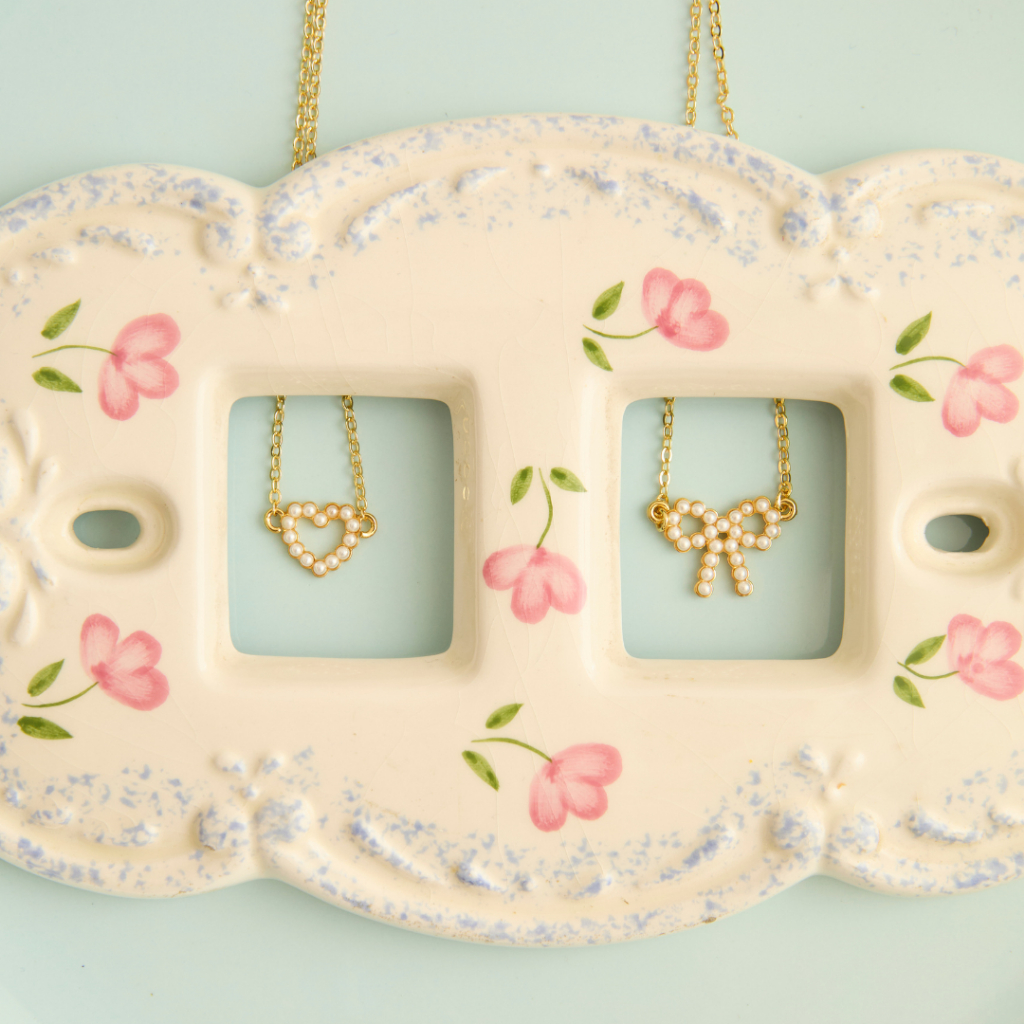 Petite Amour Heart & Ribbon Necklace สร้อยคอหัวใจและโบว์ไข่มุก