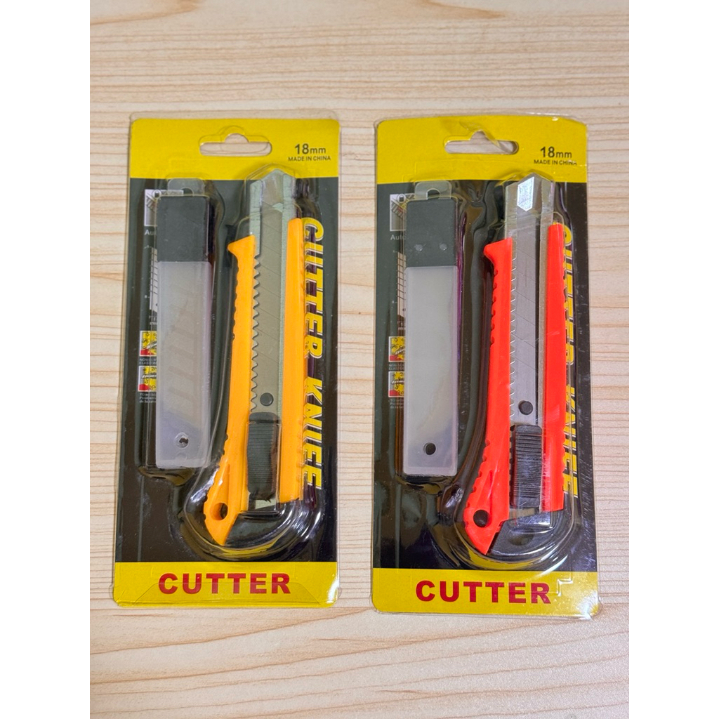 คัตเตอร์  ขนาด 18 มม. พร้อมใบมีดสำรอง 3 ใบ 1 อัน (คละสี) ขนาด 16.6 cm กว้าง 4 cmช่างจริงต้องมีติดตัวราคาเบาแต่คุณภาพแน่น