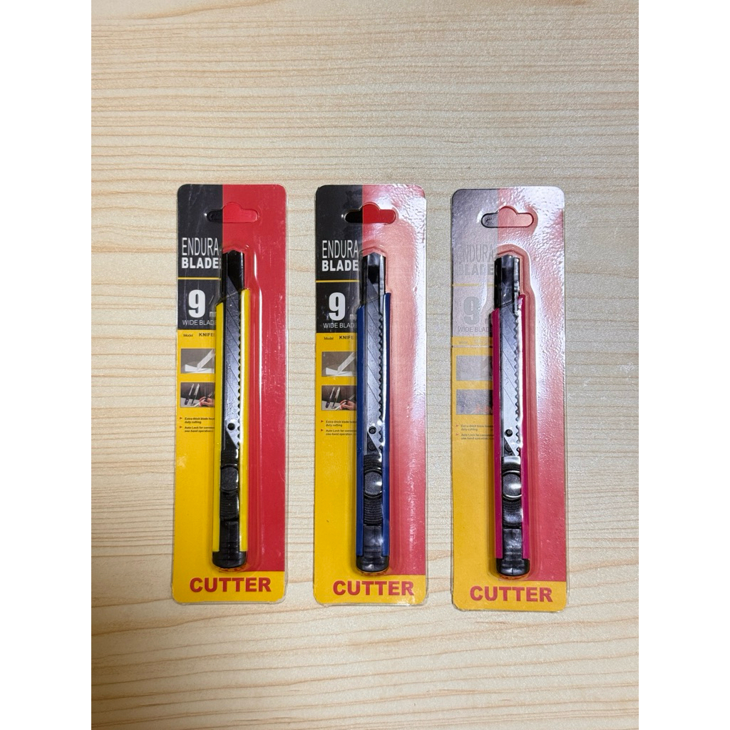 คัตเตอร์ขนาด 9 มม. ใบมีดคมกริบ ตัดเรียบทุกเส้น 1 อัน (คละสี) ความยาว 14.5 cm กว้าง 1.5 cm