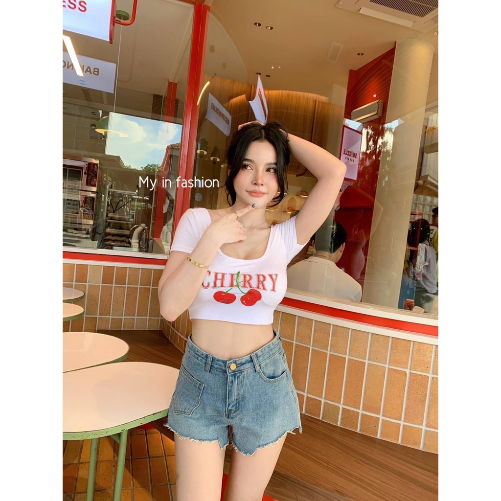 MNV STUDIO เสื้อครอปแขนสั้น ผ้ายูนิโคล่ สกรีนเชอร์รี่