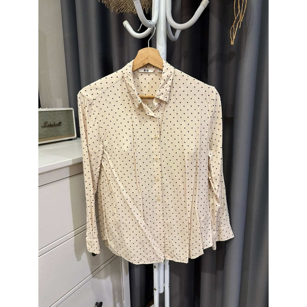 Used like new เสื้อเชิ้ต สีเบจลายจุดสีดำ จาก Uniqlo*ของแท้*
