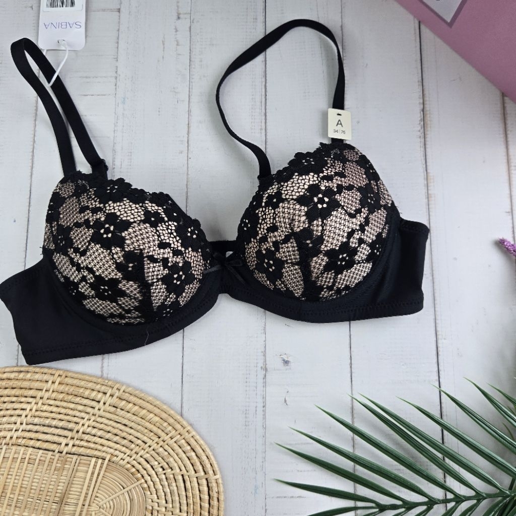 Sabina Habpy Twenty Five Level 2 เสื้อชั้นใน มีโครง รหัส HBQ24009 ฟอง 15 มิล ลูกไม้ สีดำ