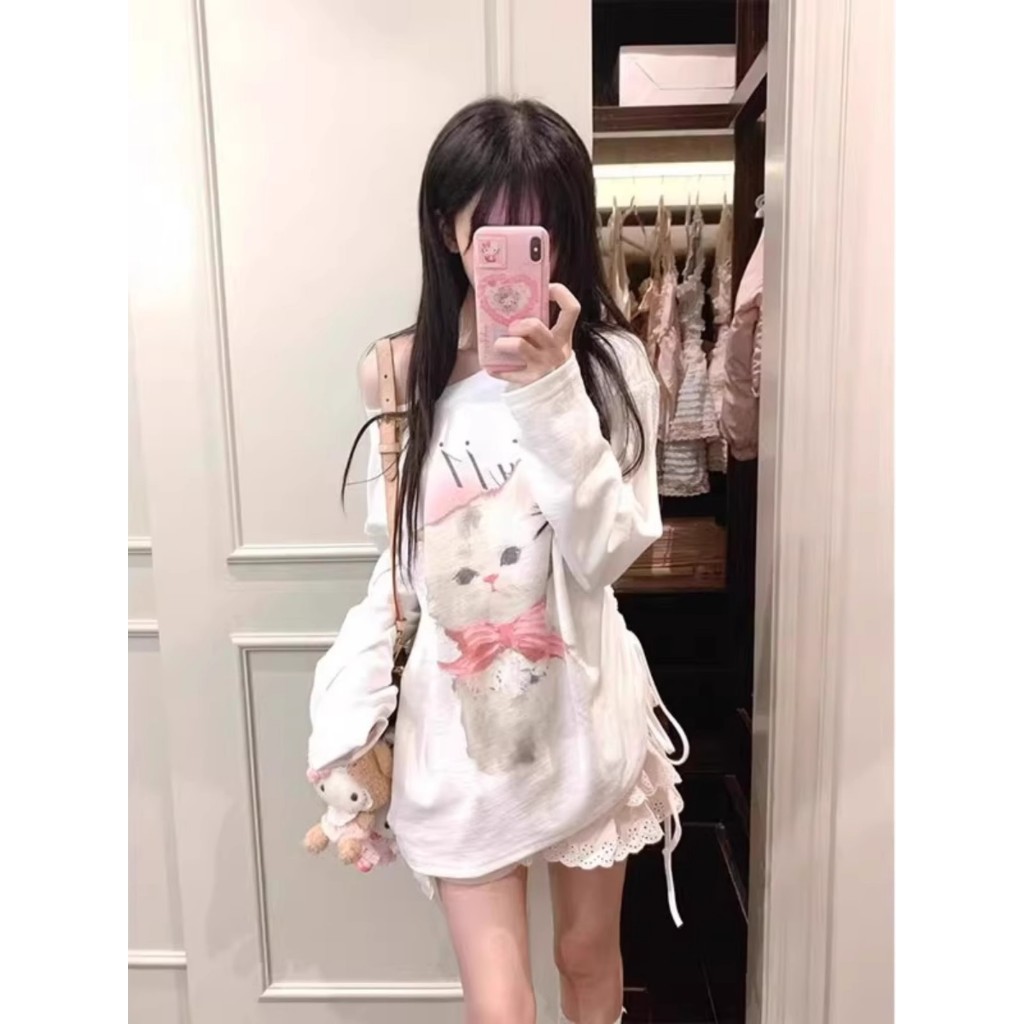 เสื้อเบลาส์สีขาวโปร่งแสงเล็กน้อยที่สวยงามสุดๆ สำหรับผู้หญิง ฤดูใบไม้ผลิและฤดูใบไม้ร่วง 2025 สไตล์อเมริกันใหม่ ไหล่เฉียง