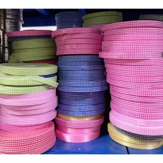 ริบบิ้นผ้าลายสก็อต กว้าง13มิลม้วนละ 100หลา หลากสีให้เลือก
