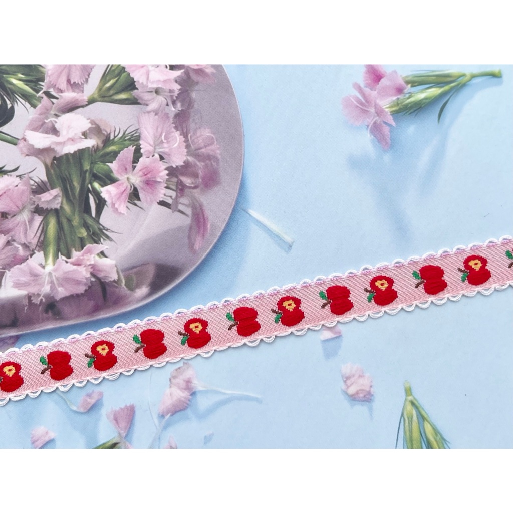 🌟น่ารักมาก🌟 39/39 ริบบิ้นลายแอปเปิ้ลปักจริง งานจริงน่ารักสุดๆ หน้ากว้าง1เซน ราคาต่อหลา ตกแต่งเสื้อผ้า กระเป๋า ชุดตุ๊กตา - รูปที่ 2