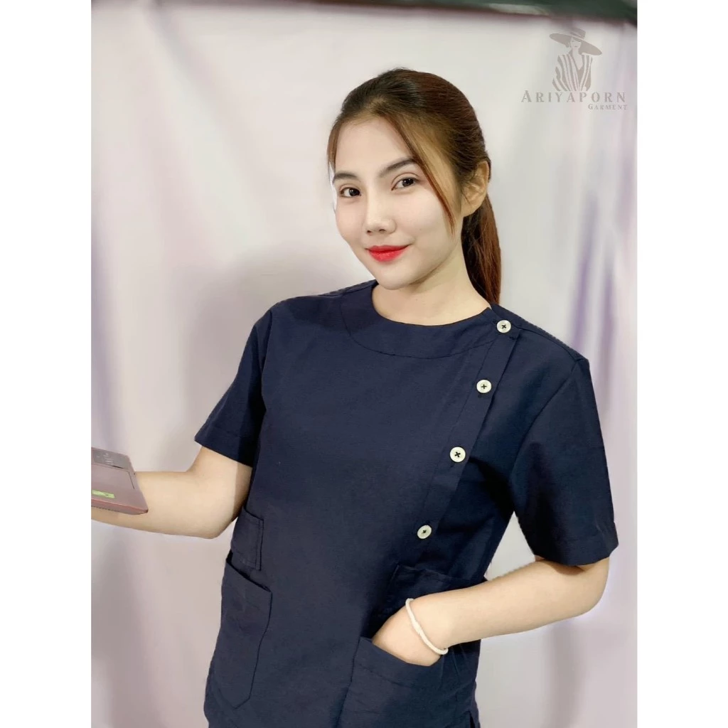 เสื้ออย่างเดียว คอกลมกระดุมข้าง 4 เม็ด มีสายคาดเอว ผ้าคอตตอน 180 เส้น ทรงตรง แขนสั้น